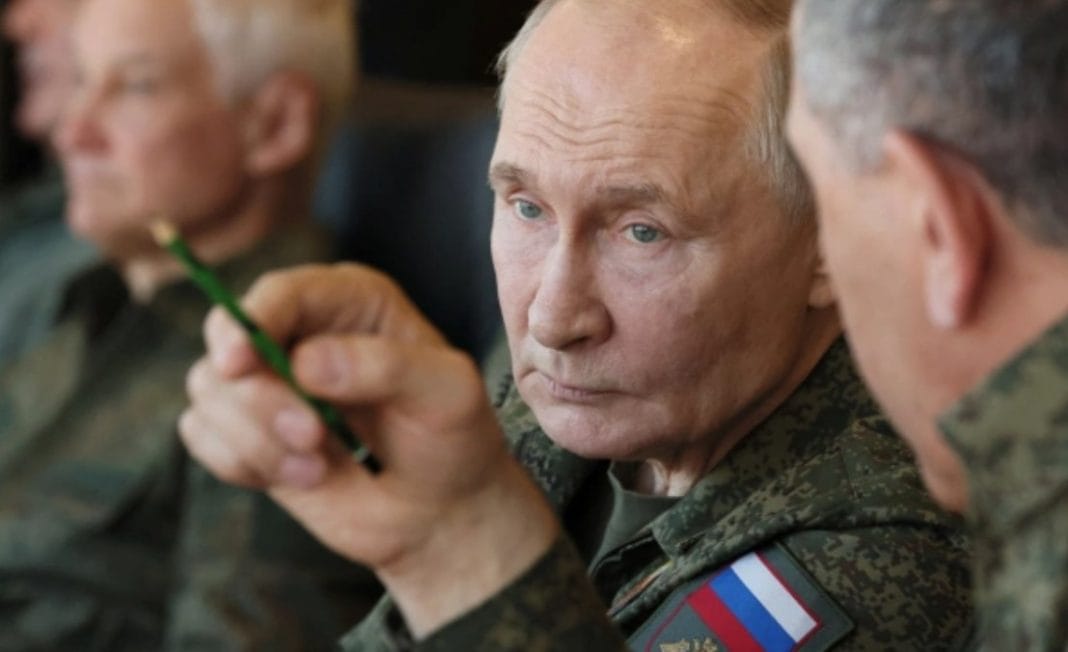 Путін в військовій формі.