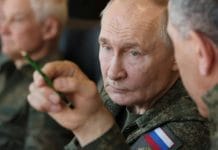 Путін в військовій формі.