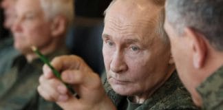 Путін в військовій формі.