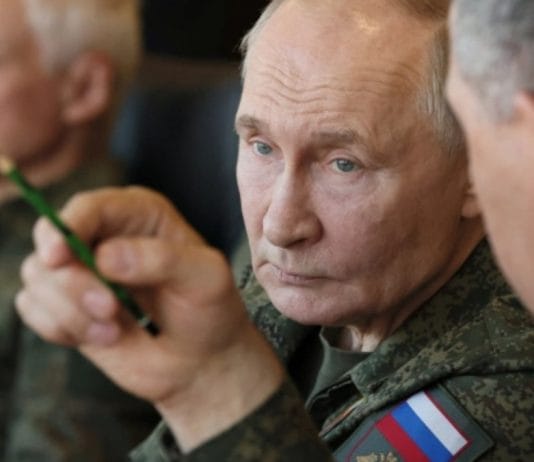 Путін в військовій формі.