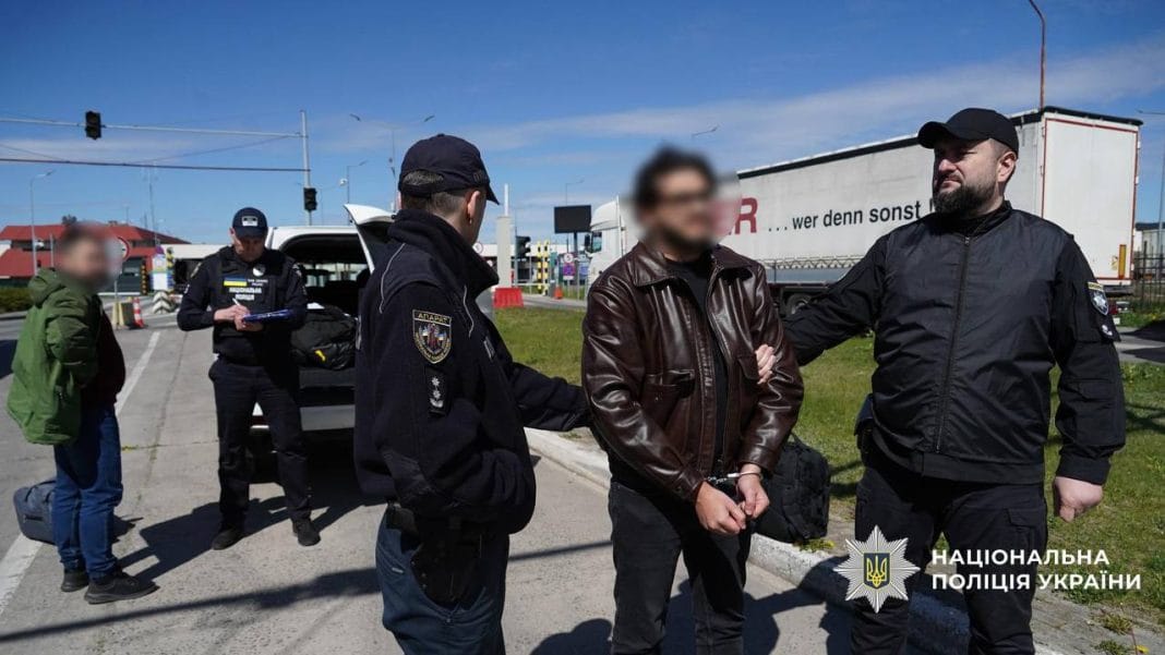 Поліція екстрадувала організатора схеми авто для ЗСУ