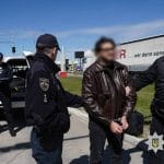 Продавав “авто для ЗСУ” і зникав: організатора схеми екстрадували