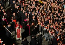 Папа Лев XIV взяв участь у Хресній ході у Римі Папа Лев XIV на Хресній ході