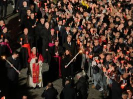 Папа Лев XIV взяв участь у Хресній ході у Римі Папа Лев XIV на Хресній ході