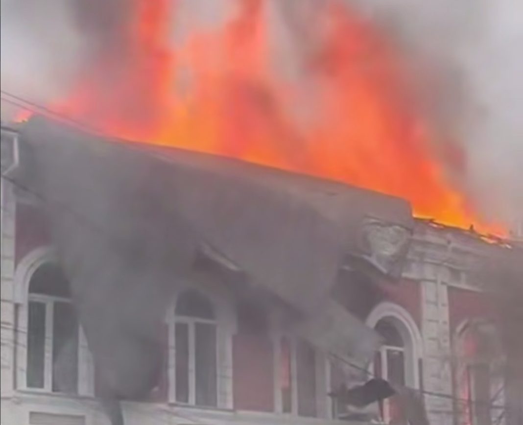 Пожежа після удару дронами по мерії Прилук