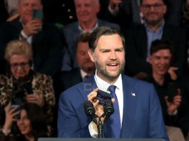 Венс телефонує Трампу під час візиту