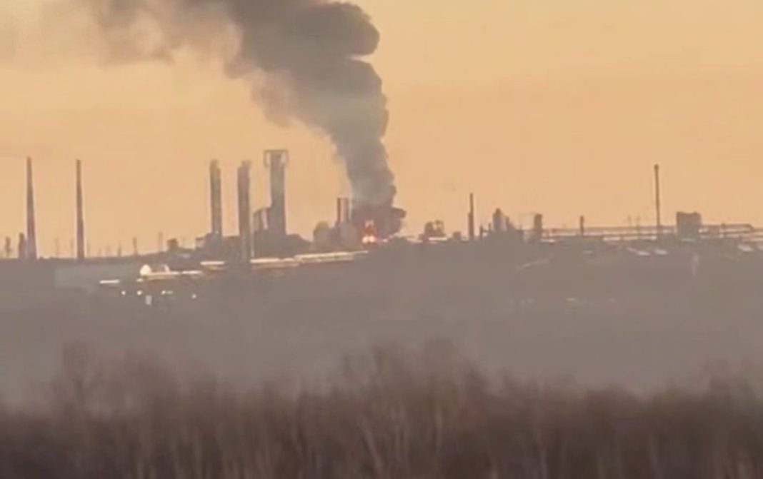Пожежа на території нафтопереробного заводу після атаки дронів у російській Уфі