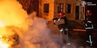 Рятувальники ліквідовують пожежу після атаки