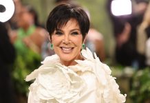 Кріс Дженнер усміхається під час публічного заходу