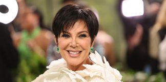 Кріс Дженнер усміхається під час публічного заходу