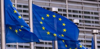 EU encourages Europeans to work from home The European flag outside the European Commission building in Brussels.
