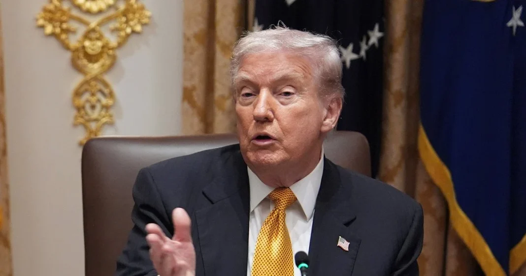 Дональд Трамп виступає в Білому домі