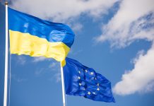 Прапори України та ЄС