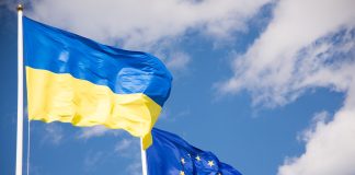 Прапори України та ЄС