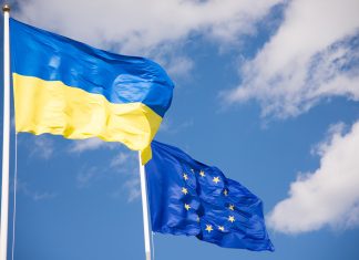 Чотири країни ЄС проти швидкого вступу України Прапори України та ЄС