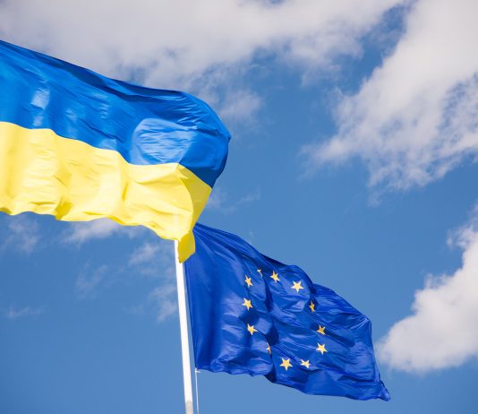 Прапори України та ЄС