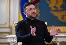 Зеленський виступає на пресконференції