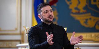 Зеленський виступає на пресконференції