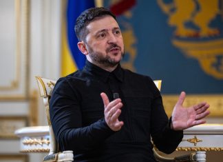 Зеленський виступає на пресконференції