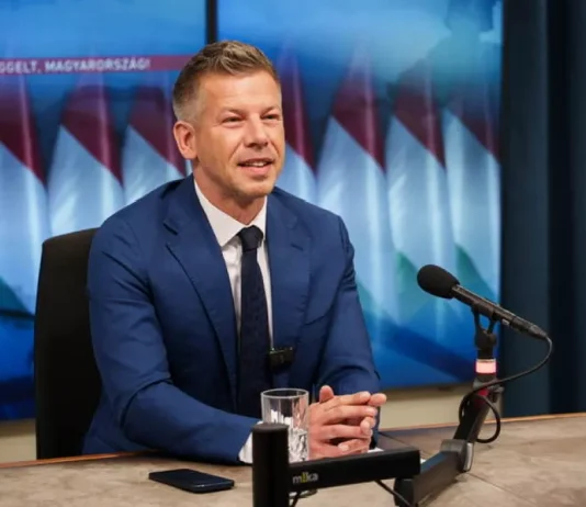 Прем’єр Угорщини Петер Мадяр на пресконференції