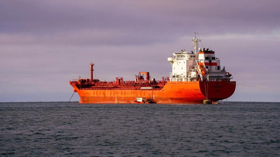 Танкер в Ормузькій протоці