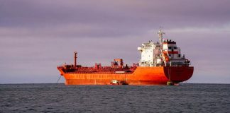 Танкер в Ормузькій протоці