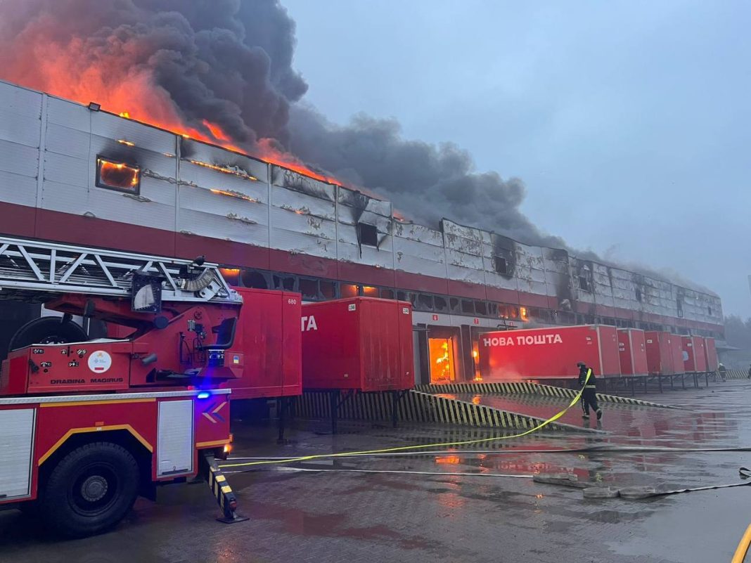 Пожежа на складах «Нової пошти» у Луцьку після ракетного удару РФ