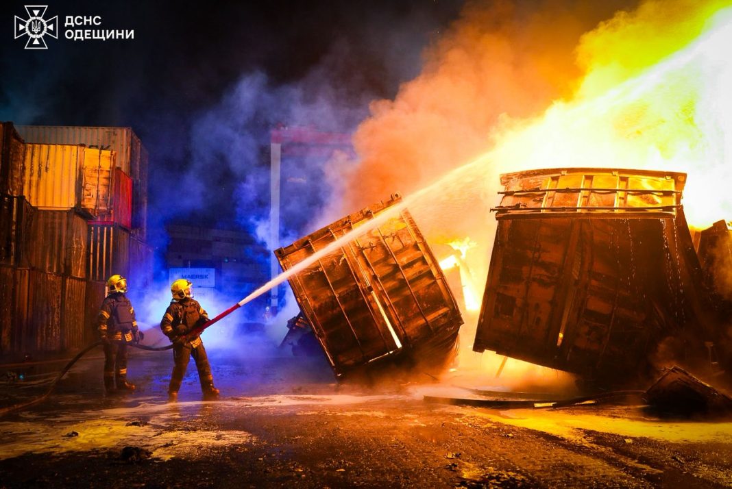 Пожежа після обстрілу в Одещині