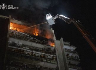 Ворог завдав серію ударів по Сумах Пожежа у багатоповерхівці Сум