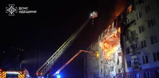 Рятувальники працюють після обстрілу Одеси