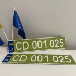 Дипломатичні номери в Україні стали оливковими