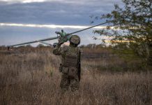 Українські дрони знищують більше ворогів, ніж РФ мобілізує Український військовий керує дроном