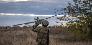 Український військовий керує дроном