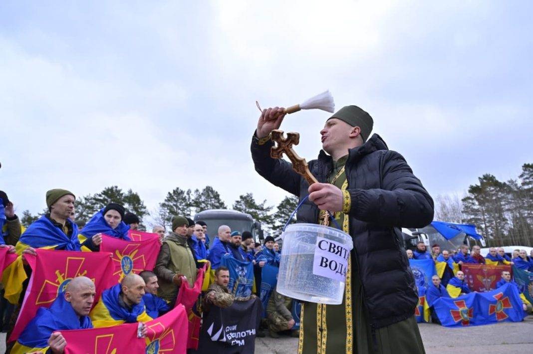 Звільнені українці після обміну полоненими