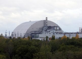 Пошкоджена аркова конструкція Нового безпечного конфайнменту над четвертим енергоблоком Чорнобильської АЕС після удару шахедом