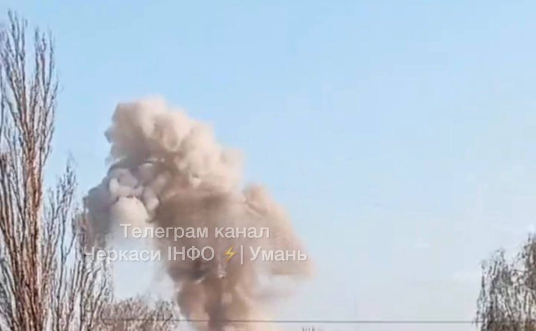 photo_2026-04-14_18-50-23 У Черкасах і Сумах пролунали вибухи — повідомляють місцеві канали.