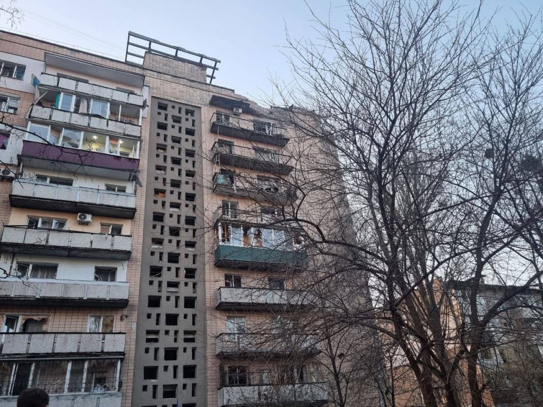 photo_2026-04-14_20-16-21 Рятувальники працюють на місці влучання дрона у житловому районі Черкас, пошкоджені будинки та техніка швидкої допомоги.