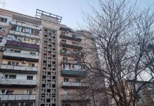 Рятувальники працюють на місці влучання дрона у житловому районі Черкас, пошкоджені будинки та техніка швидкої допомоги.