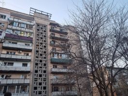 Рятувальники працюють на місці влучання дрона у житловому районі Черкас, пошкоджені будинки та техніка швидкої допомоги.