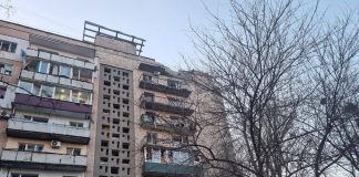 У Черкасах внаслідок дронової атаки загинув 8-річний хлопчик, 12 людей поранені — ОВА Рятувальники працюють на місці влучання дрона у житловому районі Черкас, пошкоджені будинки та техніка швидкої допомоги.