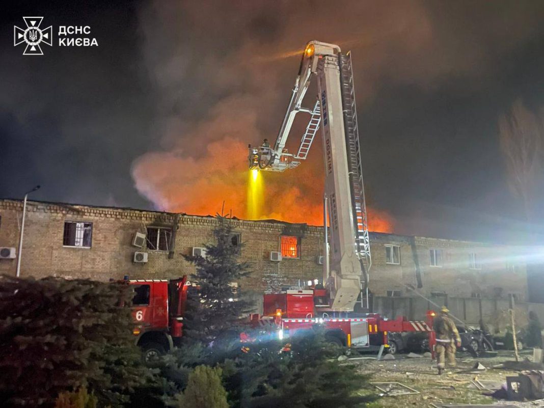 Рятувальники біля зруйнованого будинку Києва