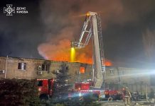 Обстріл Києва: 4 загиблих, серед них дитина Рятувальники біля зруйнованого будинку Києва