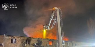 Shelling of Kyiv: 5 dead, including a child Рятувальники біля зруйнованого будинку Києва