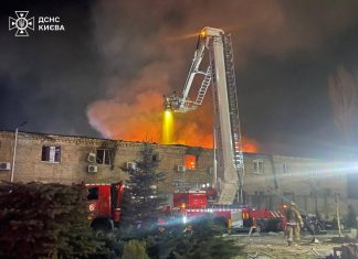 Рятувальники біля зруйнованого будинку Києва