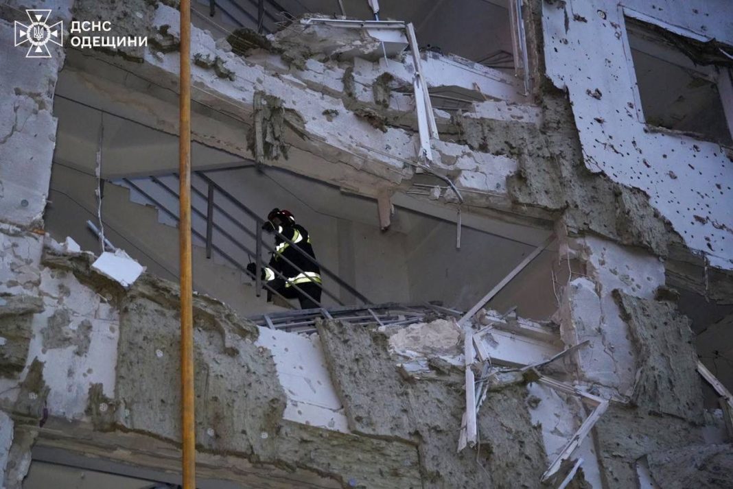 Пошкоджений будинок після обстрілу Одеси