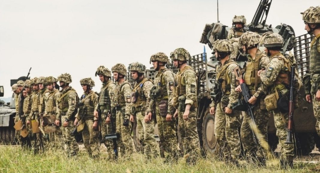 штурмові війська з дронами на полі бою