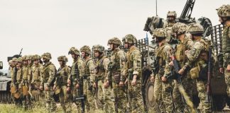 штурмові війська з дронами на полі бою