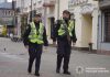 Поліцейські патрулюють на вулиці