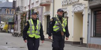 Поліцейські патрулюють на вулиці