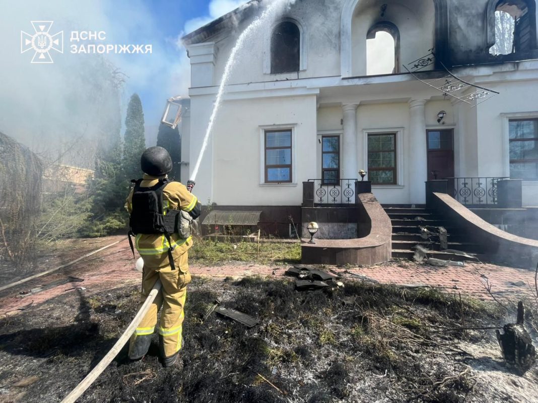 Пожежа після обстрілу Запоріжжя дронами